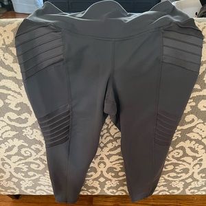 Old Navy women’s activewear leggings, size large